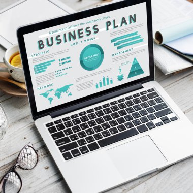 ekrandaki bilgileri ile dizüstü bilgisayar