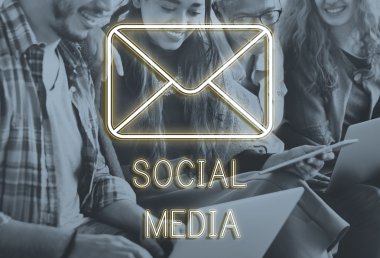 Dijital cihazları olan gençler