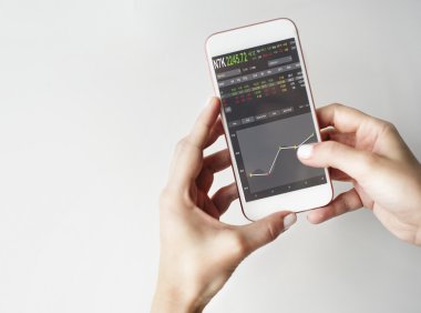 Akıllı telefon tutan kadın elleri 