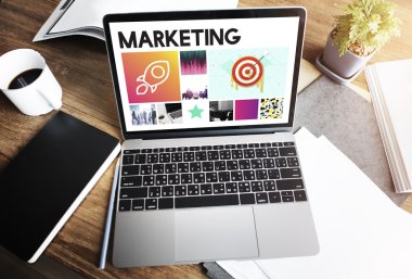 dizüstü bilgisayar ile çalışma alanı tablosu