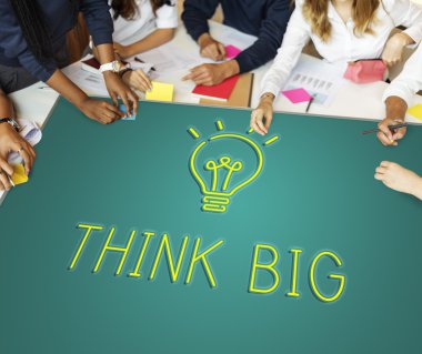 Öğrenciler üniversitede beyin fırtınası