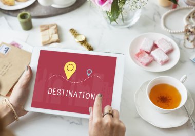 Tablet pc ekran dokunaklı kadın