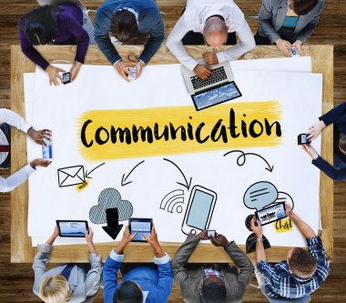 farklı aygıtlar kullanan kişiler 