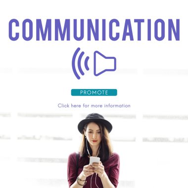 Akıllı telefon tarama şapkalı kadın