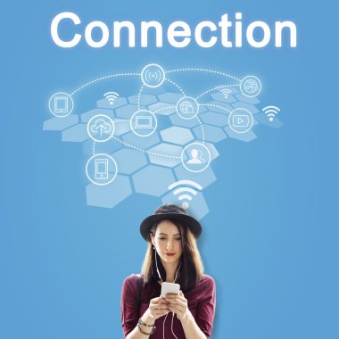 Akıllı telefon tarama şapkalı kadın