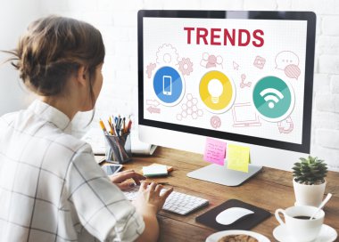 Genç kız bilgisayar ile çalışma