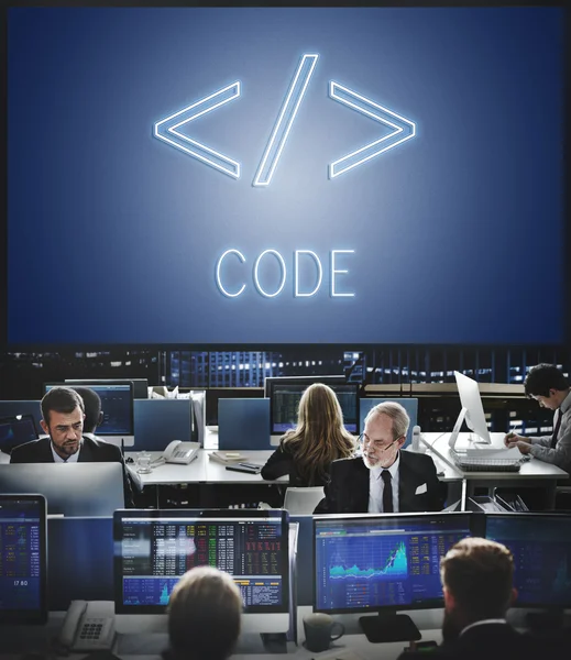 Mensen uit het bedrijfsleven werken en code — Stockfoto