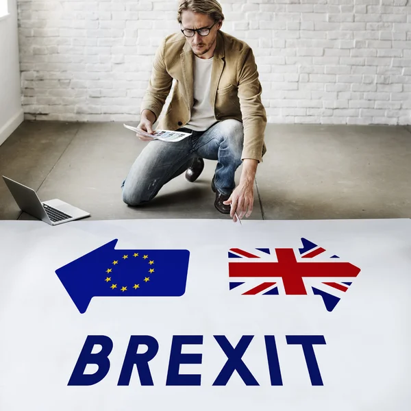 Affärsman som arbetar med Brexit — Stockfoto