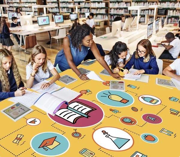 Professor com alunos na escola — Fotografia de Stock