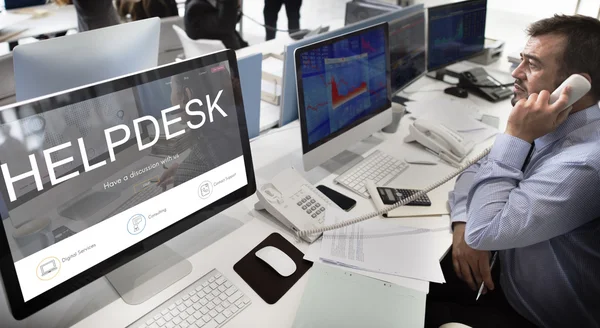 Affärsman som arbetar på datorer med Helpdesk — Stockfoto