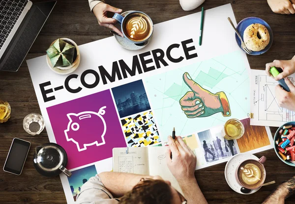 Mesa con póster con E-Commerce — Foto de Stock