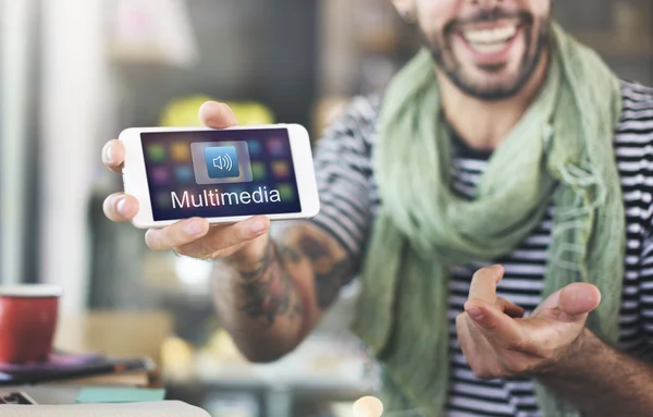 Mann hält Smartphone in der Hand — Stockfoto