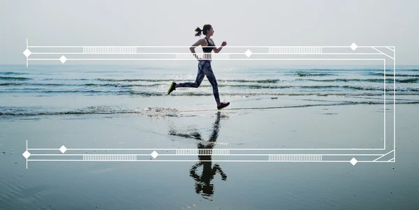 Woman in leggings running on beach — Stock Photo, Image