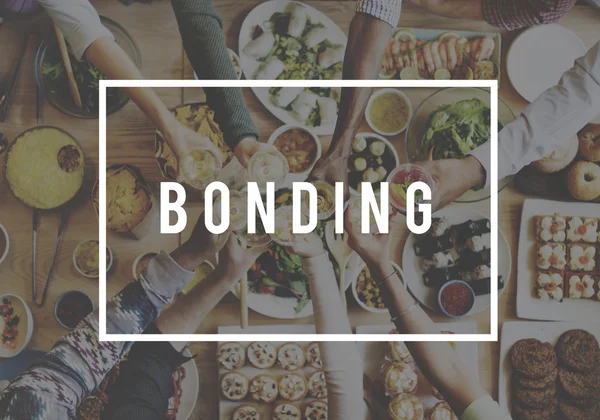 Amigos comendo para mesa e Bonding — Fotografia de Stock