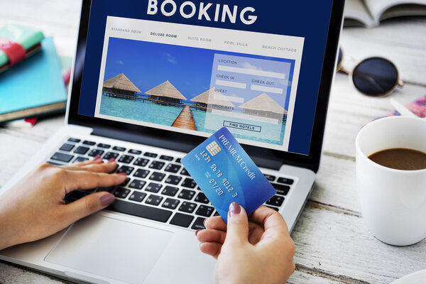 человек с ноутбуком в отпуске
