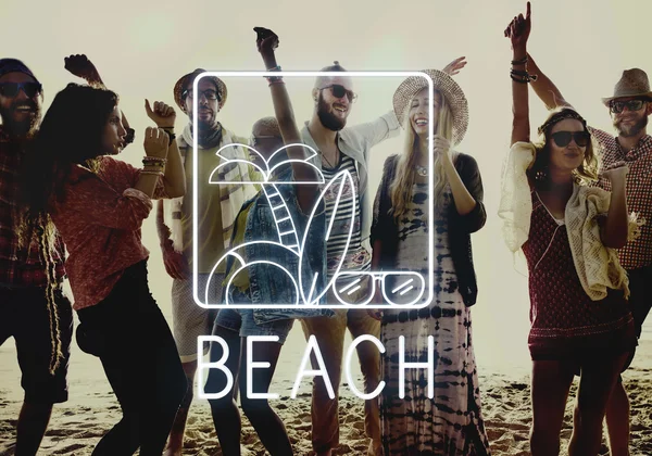 Група друзів розважаються на пляжі — стокове фото