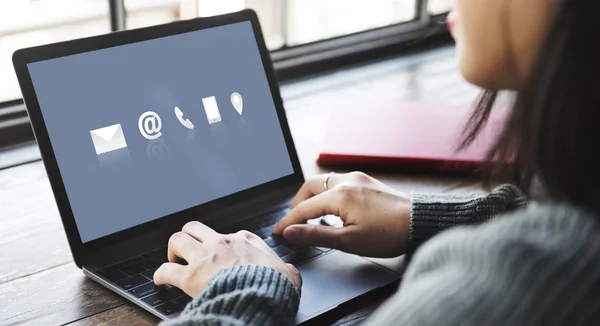 Vrouw werkt met laptop — Stockfoto