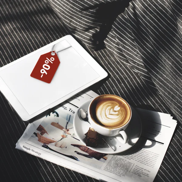 Kaffee, Zeitung und digitales Tablet — Stockfoto