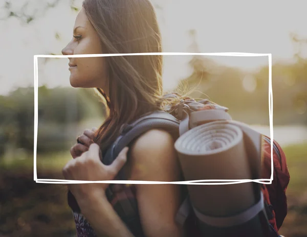 Menina com mochila — Fotografia de Stock