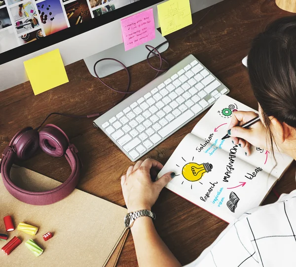 Young girl drawing in diary — Stock Photo, Image