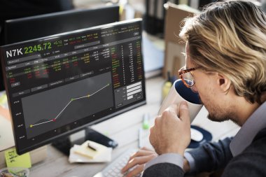 Menkul Kıymetler Borsası olan bilgisayarda çalışan iş adamı