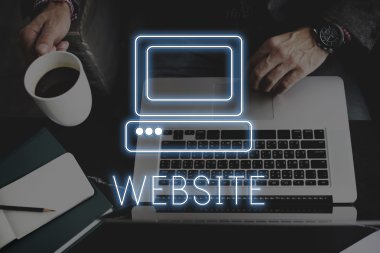 laptop ile işyeri masada çalışan adam