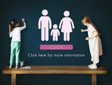 Şirin kız yazı tahtası üzerinde çizim