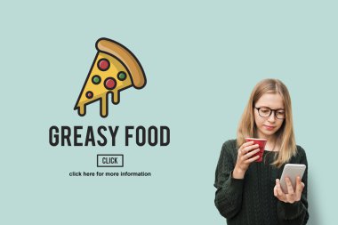 Akıllı telefon kullanan sarışın kız