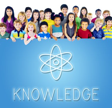 Gülümseyen şirin farklı çocuklar