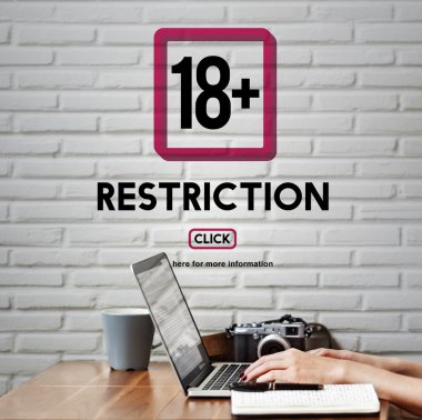 Dizüstü bilgisayarda yazan kadın klavyesi