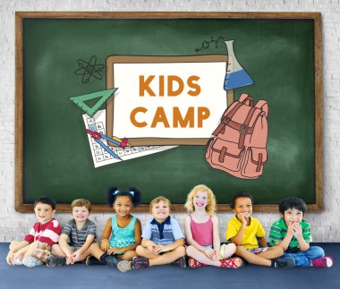 Çeşitlilik çocuk birlikte oturan