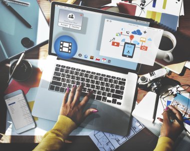 laptop ile çalışan şık kadın