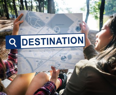 Arkadaşlar dışarıda oturuyor.