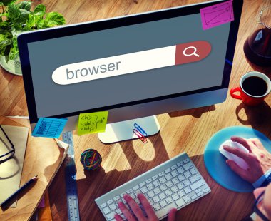 Bilgisayar kullanan adam 