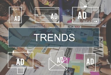 grup öğrenci çalışma masasında