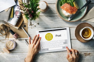 Tablet pc ekran dokunaklı kadın