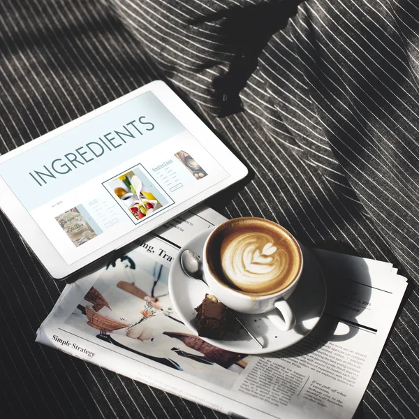 커피, 신문 및 디지털 태블릿 — 스톡 사진