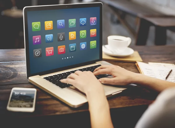 Woman typing on laptop — Stock Photo, Image