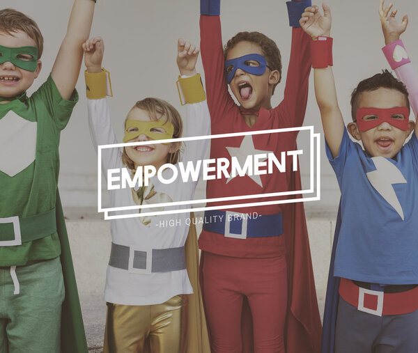 Дети-супергерои играют вместе
