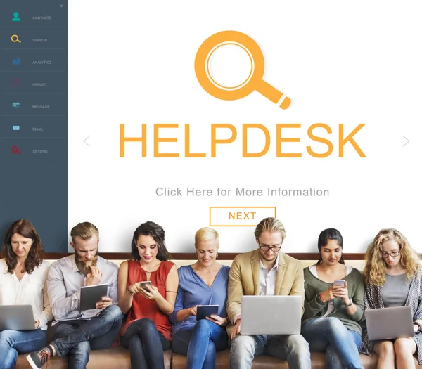 Les gens s'assoient avec des appareils et Helpdesk — Photo