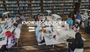 Üniversite kitaplığında bilgisayarlar kullanan öğrenciler