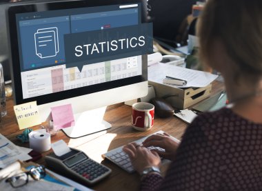 Bilgisayar ve istatistik kavram kullanarak iş kadını 