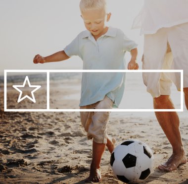 Baba oğul top oynuyorlar.