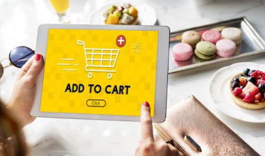 Tablet pc ekran dokunaklı kadın