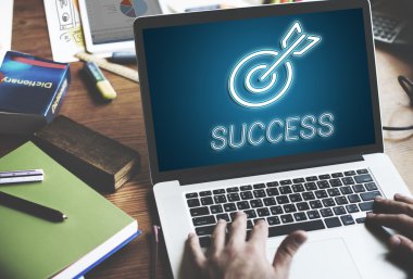 laptop ile işyeri masada çalışan adam