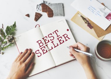 Günlüğe notlar yazan kadın