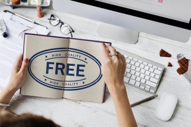 Günlüğe notlar yazan kadın