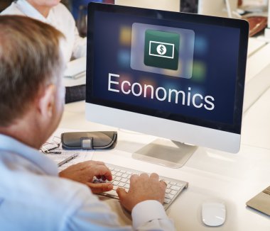 Ekonomi kavramı ile bilgisayar kullanarak iş adamı 