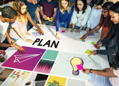 Öğrenci çalışma masasında çeşitlilik grubu