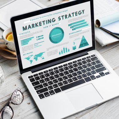 ekrandaki bilgileri ile dizüstü bilgisayar